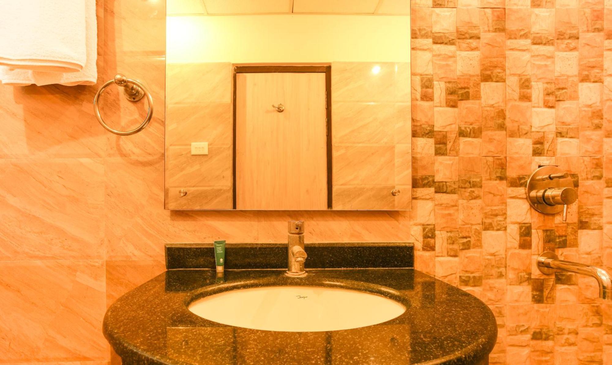 Hotel Janki International Sigra 2 Km From Kashi Vishwanath Temple 바라나시 외부 사진