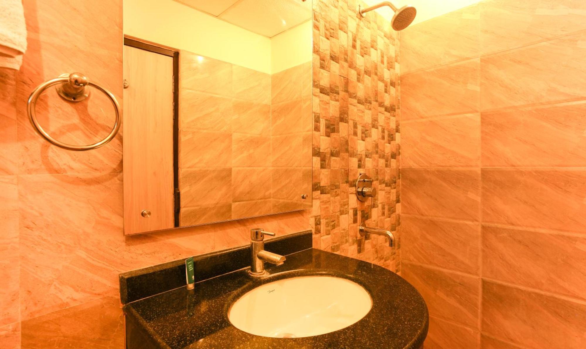 Hotel Janki International Sigra 2 Km From Kashi Vishwanath Temple 바라나시 외부 사진