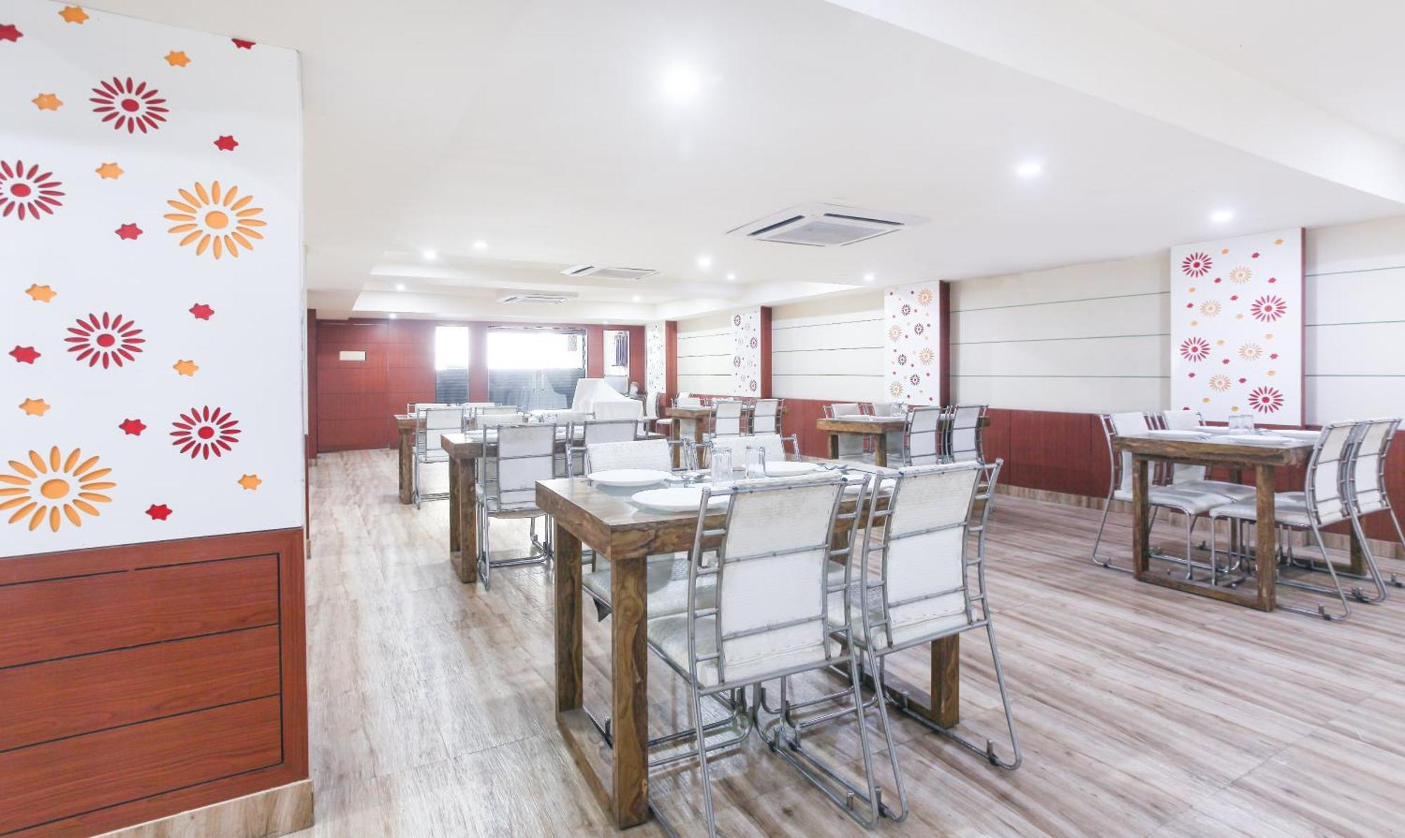 Hotel Janki International Sigra 2 Km From Kashi Vishwanath Temple 바라나시 외부 사진