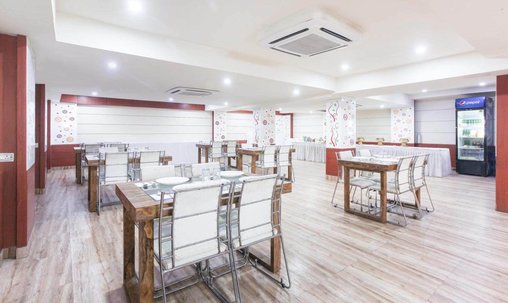 Hotel Janki International Sigra 2 Km From Kashi Vishwanath Temple 바라나시 외부 사진