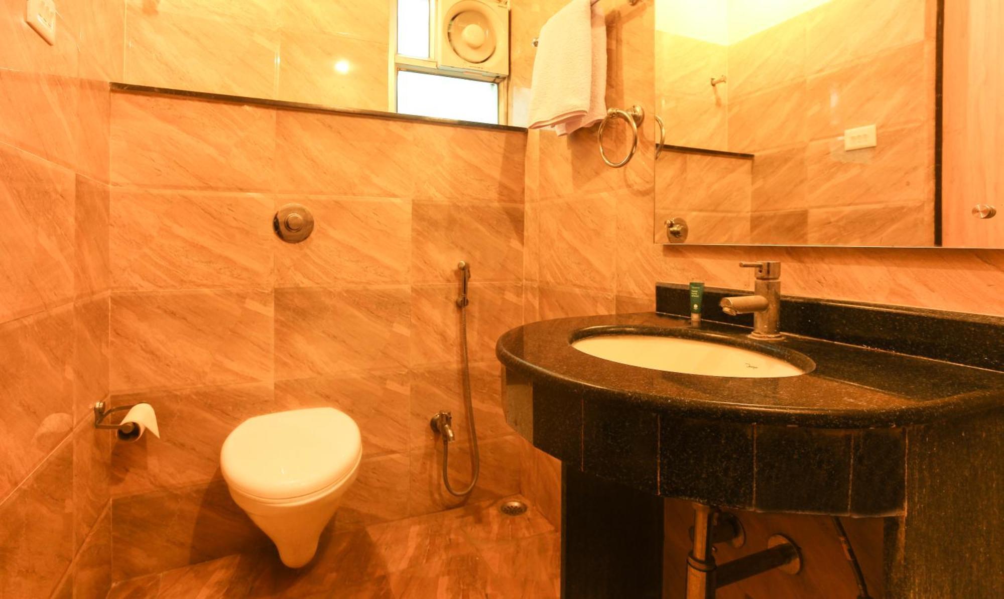 Hotel Janki International Sigra 2 Km From Kashi Vishwanath Temple 바라나시 외부 사진