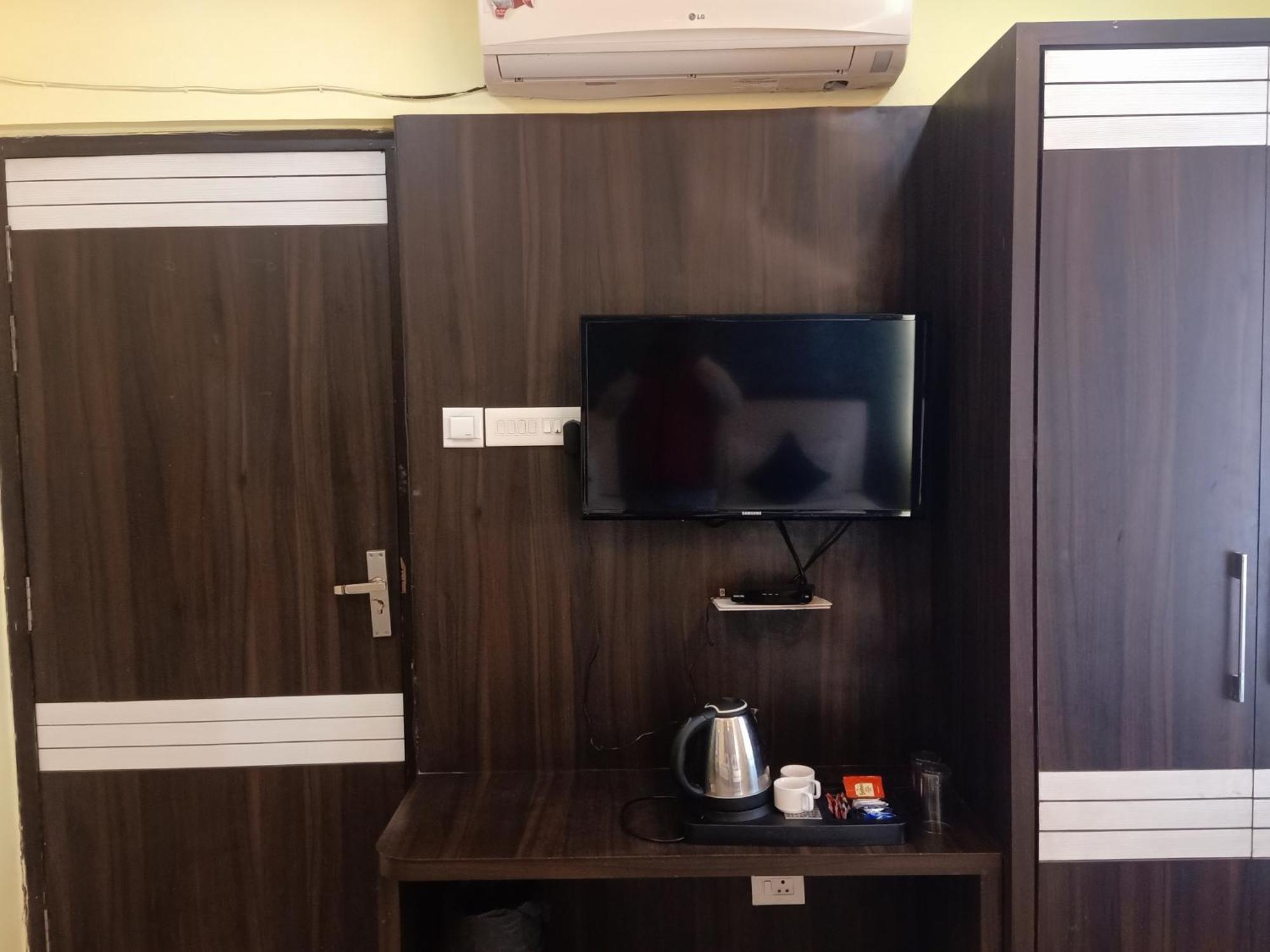 Hotel Janki International Sigra 2 Km From Kashi Vishwanath Temple 바라나시 외부 사진